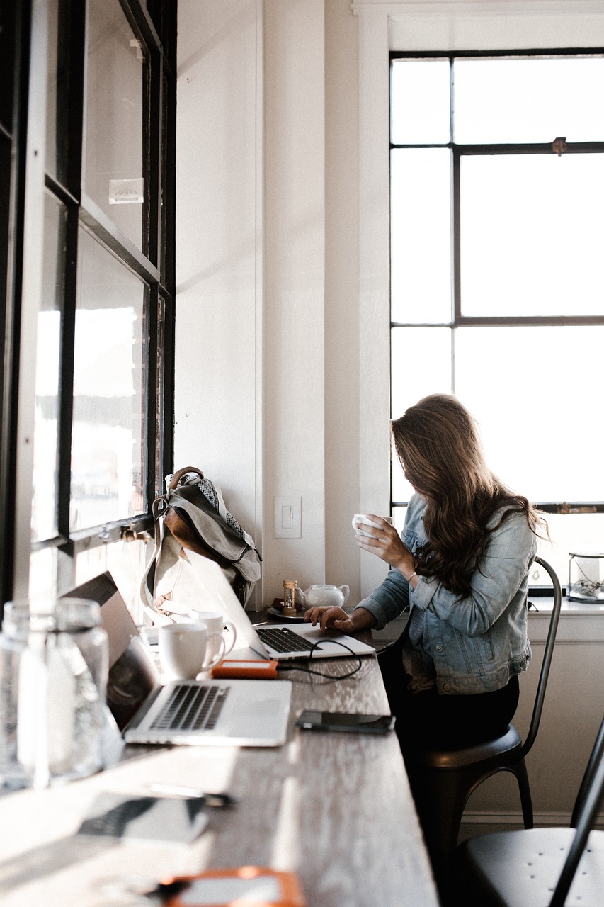 girl woman office 2583442.jpg