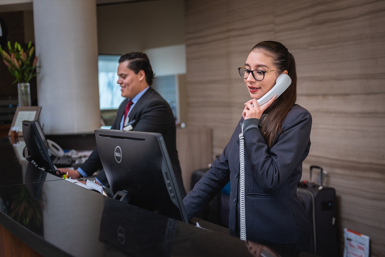 receptionists phone call hotel 5975962.jpg